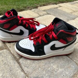 Jordan 1 Mid Boys size 13C Black & Red Nike Air Jordan